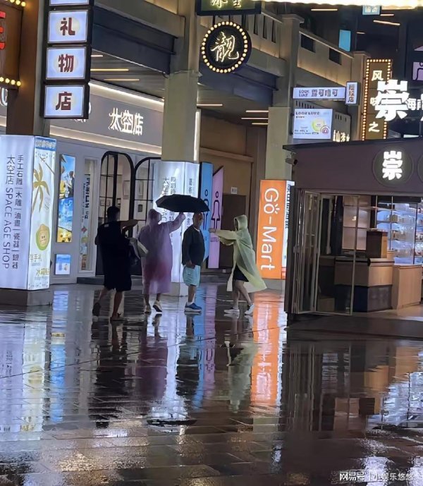 股票杠杆配资网 赵本山到三亚清水湾自家别墅度假，下雨天逛街，专人撑伞悠闲气派